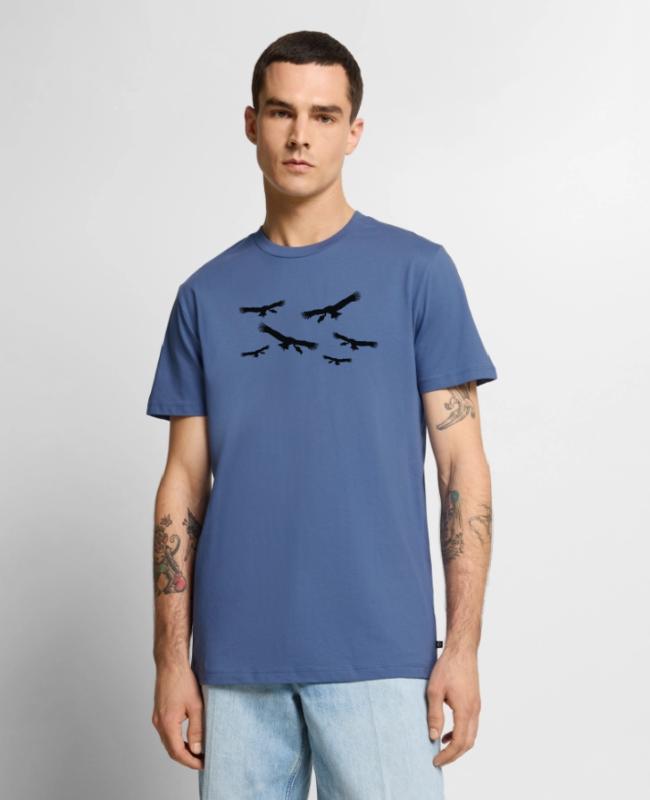 Flying circling vultures on Men’s Premium T-Shirt
